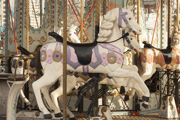 Fototapeta na wymiar lunaparkta beyaz atlı karınca eğlenceli zaman çocukluk ve neşeli günler oyuncak dekoratif