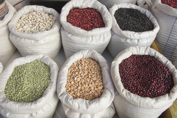 Sacos con Legumbres Frijoles en el Mercado