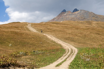krajobraz w okolicy kaukaskiego szczytu Uszba w Gruzji