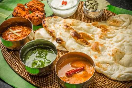 典型的なインドのカレーとナン Typical Indian curry set
