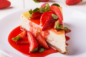 Delicious homemade cheesecake with strawberries