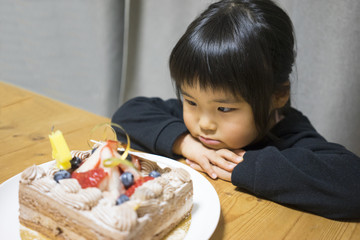 4歳の誕生日　ケーキはまだおあずけ