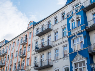 Obraz premium Blue and pink apartment buildings