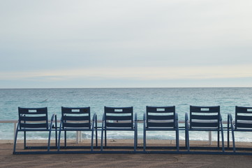 blaue Stuhlreihe an der Promenade