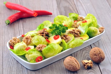 Rosenkohl mit Walnuss. 