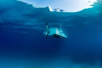 Papier Peint photo Plonger boat ship from underwater blue ocean
