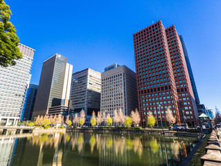 Fototapeta premium 東京 和田倉濠と大手町の町並み