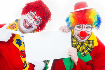 zwei lachende clowns mit angebotsschild