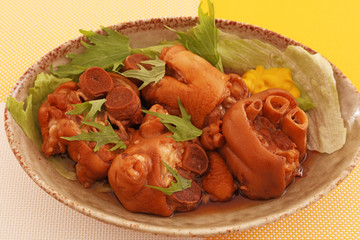 沖縄伝統料理の豚足テビチ 