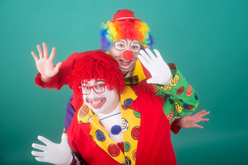 fröhliches clownpaar hat spaß