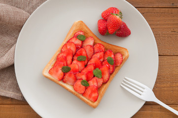 いちごのオープンサンド