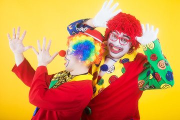 clowns haben spaß beim feiern