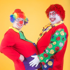 clowns mit dicken bäuchen