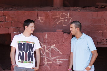 Amigos posan sonrientes