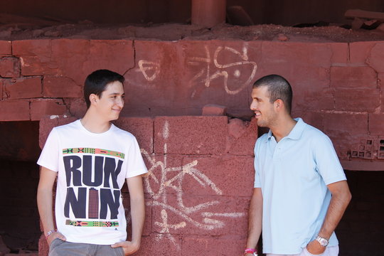 Amigos posan sonrientes