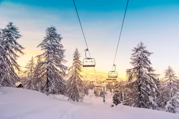 Fotobehang Winterbergpanorama met skihellingen en skiliften © Kavita