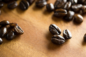 Obraz premium Close up of Coffee bean on wooden table