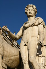 Fototapeta na wymiar Dioskuren Satue auf dem Kapitolsplatz / Piazza del Campidoglio in Rom, Italien 