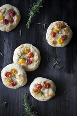 Focaccia mit Kräutern und Cherry Tomaten