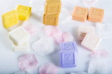 savons de Marseille/savonnettes color&eacute;es