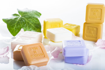 savons de Marseille/savonnettes colorées