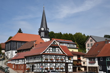 Obraz premium Fachwerkhaus und Kirche in Viernau / Thüringen