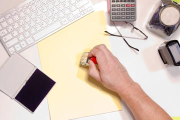 Nahaufnahme der Hand die das Papier stempelt 