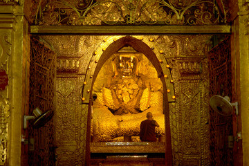 Mahamuni Paya Buddha statue in Mandalay - obrazy, fototapety, plakaty