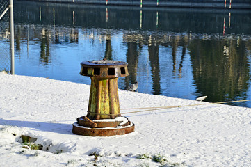 Hafenpoller mit drehbarer Manschette