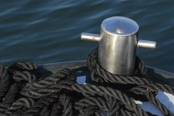 Tapeten bolder met scheepstouw op een motorboot  © Carmela