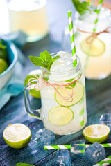 Frische Limonade mit limmeten und Minze 