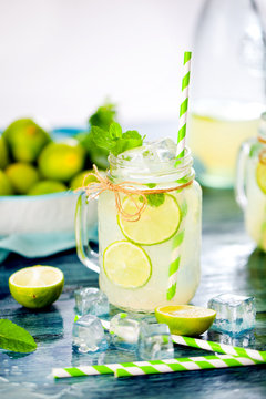 Frische Limonade mit limmeten und Minze 