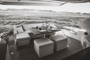table setting luxury motoryacht
