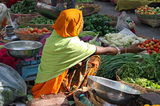 Inde, vendeuse sur le march&eacute; aux l&eacute;gumes &agrave; Udaipur, Rajasthan