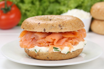 Bagel Brötchen zum Frühstück belegt mit Lachs Fisch
