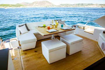 table setting luxury motoryacht
