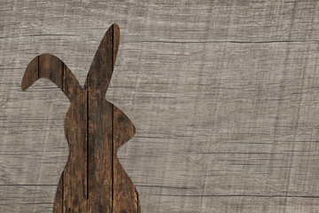 Oster Hase auf Holz Hintergrund als Osterkarte