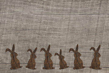 Osterhasen Familie auf Holz Hintergrund in Naturfarben
