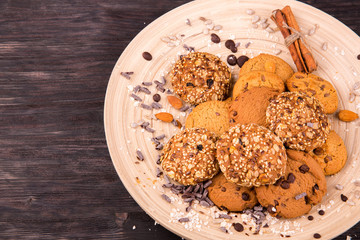 Миндальное печенье на деревянном подносе