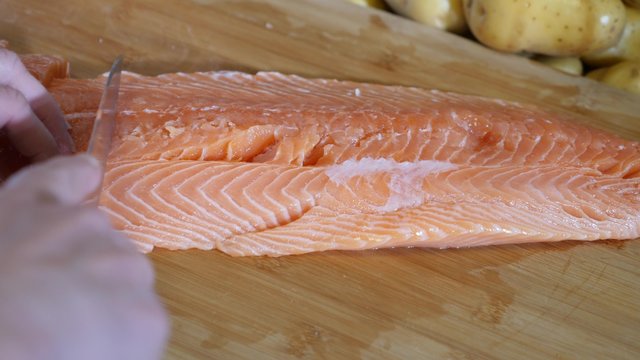 d&eacute;couper le saumon
