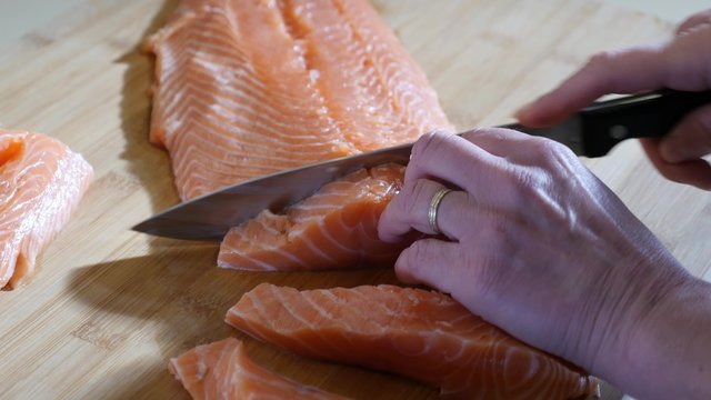 d&eacute;couper le saumon