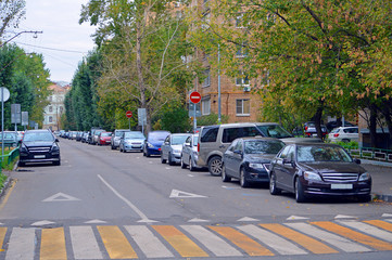 Машины припаркованы на улице с односторонним движением в Москве