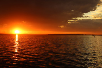 Sonnenuntergang auf Stradbroke Island, Australien, aufgenommen vom Fährterminal im November 2015.