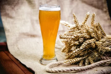 Foto auf Leinwand Light wheat beer and a bunch of wheat © sergantstar