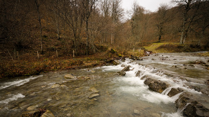 Rio sedoso que cruza las montañas