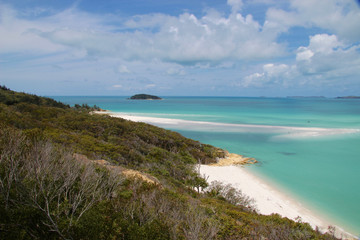 Fototapeta na wymiar Teil des Whitehaven Beach in Australien. Aufgenommen im November 2015 auf der Whitsunday Insel vom Hill Inlet Lookout.