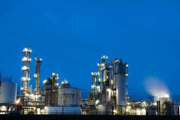 Fototapeta na wymiar Ölraffinerie mit Rohren, Kolonnen und Lichtern in Speyer in Rheinland-Pfalz bei Nacht 