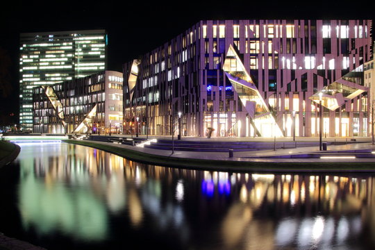 Düsseldorf - Kö-Bogen und Dreischeibenhaus in der Nacht