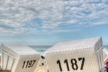 Strandkörbe mit Zahlen und Himmel mit weißen Wolken