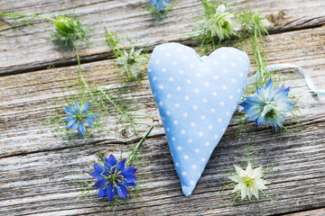 Herz mit Nigellablüten
